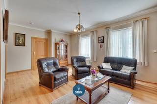 CHARMANT HANDELSHUIS IN HET CENTRUM VAN AS ! <br /><br />We vinden deze woning met een bewoonbare oppervlakte van 148 m² terug op een perceel van 3a 44ca te As.<br />Voor meer informatie, neem zeker een kijkje op onze website via de volgende link:<br />https://www.sterkvastgoedmakelaars.be/detail/te-koop-woning-as/7667703?dosearch=True&flowstatus=ForSale,ForSaleReserved,ForSaleWithBid,ToCompleteForSale,SoldUnderReserve,Sold&pageindex=1&pagesize=12&searchpage=ForSale&sortdirection=DESC&sortfield=pub_flowstatus&transactiontype=Sale