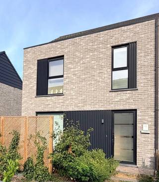 Halfopen instapklare gezinswoning in Mariakerke<br /><br />Op het gelijkvloers bevinden zich een inkomhal met gastentoilet, een lichtrijke leefruimte, een volledig uitgeruste open keuken met kookeiland en een praktische berging. Vanuit de leefruimte heb je rechtstreeks toegang tot het terras met pergola en de aangelegde tuin.<br />Op de eerste verdieping bevinden zich drie volwaardige slaapkamers en een badkamer met inloopdouche en ligbad.<br />De ruime zolder is bereikbaar via een vaste trap en biedt de mogelijkheid om extra slaapkamers, een bureau of hobbyruimte te creëren.<br />De woning beschikt over een bewoonbare oppervlakte van 185 m² op een perceel van 265 m² en is uitgerust met vloerverwarming, zonnepanelen en heeft een EPC A. Verder zijn er een eigen oprit en voortuin.<br /><br />✔ Halfopen bebouwing<br />✔ Bouwjaar 2021<br />✔ EPC A<br />✔ Vloerverwarming<br />✔ 8 fotovoltaïsche zonnepanelen<br />✔ 185 m² bewoonbare oppervlakte/perceel van 265 m²<br />✔ 3 slaapkamers<br />✔ Ruime zolder met vaste trap en mogelijkheid tot extra kamers<br />✔ Open keuken met kookeiland<br />✔ Praktische berging<br />✔ Afzonderlijke buitenberging voor fietsen en tuinmateriaal<br />✔ Aangelegde tuin met terras en pergola<br />✔ Eigen oprit en voortuin<br />✔ Goede ligging in Mariakerke