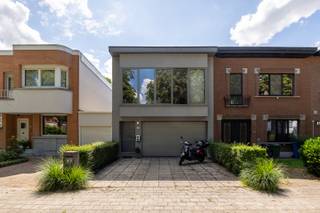 Perfect onderhouden bel-étage woning met tuin op het zuiden en op <strong>wandelafstand van alle winkels </strong>en het Park van Brasschaat.<br /><br /><strong>Indeling:</strong> Inkomhal met toegang tot de ruime garage met elektrische poort; aparte studio (of slaapkamer 3) bestaande uit woonruimte met schuifraam naar het terras en tuin, hal met handige inbouwkasten en een ruime badkamer. V1: Woonkamer met open keuken; 2 slaapkamers; badkamer en 2 bergingen. <br /><br /><strong>Bijzonderheden:</strong>
<ul>
<li>Door de vele raampartijen in het ontwerp geniet u van erg veel lichtinval en uitzicht op groen. </li>
<li>Oprit met aansluiting elektrisch laden. </li>
<li>Ooit opgedeeld in 2 units, dus verschillende mogelijkheden (Kangoeroewonen, kantoor aan huis...)</li>
<li>Attesten: Elektriciteit conform - EPC label C - Asbestveilig. </li>
<li>Toplocatie: rust, groen en toch op wandelafstand van het centrum! </li>
</ul>