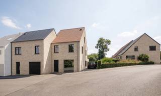 <ul>
	<li>Dorpsligging te Ressegem</li>
	<li>Drie tot vier slaapkamers</li>
	<li>Verschillende woningen met inpandige garage</li>
	<li>Vlotte bereikbaarheid en landelijke omgeving</li>
</ul>
<br />OMGEVING<br />Ontdek dit stijlvolle nieuwbouwproject in het landelijke Ressegem, een charmante deelgemeente van Herzele. De woningen genieten van een rustige en aangename ligging met een prachtig uitzicht op de karaktervolle kerktoren van Ressegem. Hier woont u in een groene, landelijke omgeving, terwijl scholen, winkels, openbaar vervoer en belangrijke verbindingswegen zich op korte afstand bevinden.<br /><br />INDELING<br />Dit gevarieerde woonproject omvat een mix van halfopen en gesloten woningen, ontworpen met oog voor ruimte, licht en hedendaags wooncomfort.<br /><br />Elke woning beschikt over een ruime en lichtrijke leefruimte met open keuken, waar de grote raampartijen zorgen voor een aangename verbinding met de tuin. Op de verdieping bevinden zich drie volwaardige slaapkamers, een comfortabele badkamer en een apart toilet.<br />Daarnaast biedt de zolderverdieping de mogelijkheid om een vierde volwaardige slaapkamer, een bureau of hobbyruimte te creëren, zodat de woning perfect kan meegroeien met uw woonwensen.<br /><br />Afhankelijk van het woningtype beschikken verschillende woningen bovendien over een inpandige garage, wat zorgt voor extra comfort en praktische opbergruimte.<br /><br />E-PEIL<br />De woningen worden gebouwd volgens de meest recente energieprestatienormen en combineren hoogwaardige isolatie met duurzame technieken. Zo geniet u van een energiezuinige woning met een laag energieverbruik, een aangenaam binnenklimaat en een hoog wooncomfort, volledig conform de geldende EPB-regelgeving.<br /><br />Wil je jouw toekomstige woning ontdekken? Bel ons op 09 394 67 95 of mail naar info@potrell.be voor meer info of een afspraak!<br /><br />WONING OP MAAT | JOUW WONING, JOUW STIJL<br />Maak van deze woning jouw droomhuis op maat! Voeg je eigen smaak en persoonlijkheid toe en kies zelf de keuken, vloer en badkamer van jouw instapklare woning. Een eigen stek op maat van jouw wensen en stijl. Jij kiest, Potrell voert uit. Zo makkelijk is het!