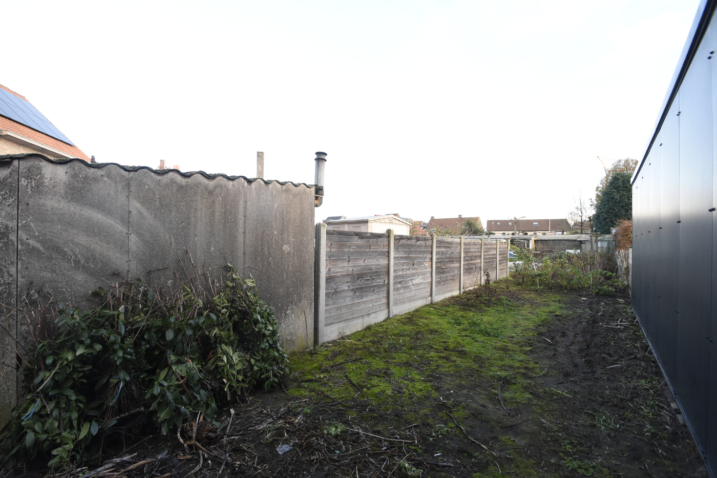 Te renoveren gezinswoning met 3 slaapkamers, ruime zolder en tuin – met oprit naast de woning - foto 4