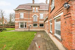 In het centrum van Izegem bevindt zich deze indrukwekkende eclectische burgerwoning die klasse, ruimte en karakter moeiteloos verenigt.Gelegen op een...