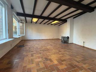 Deze praktische, instapklare en volledig geschilderde woning beschikt over drie slaapkamers, woonkamer, mooie tuin en garage.Een badkamer met bad en...