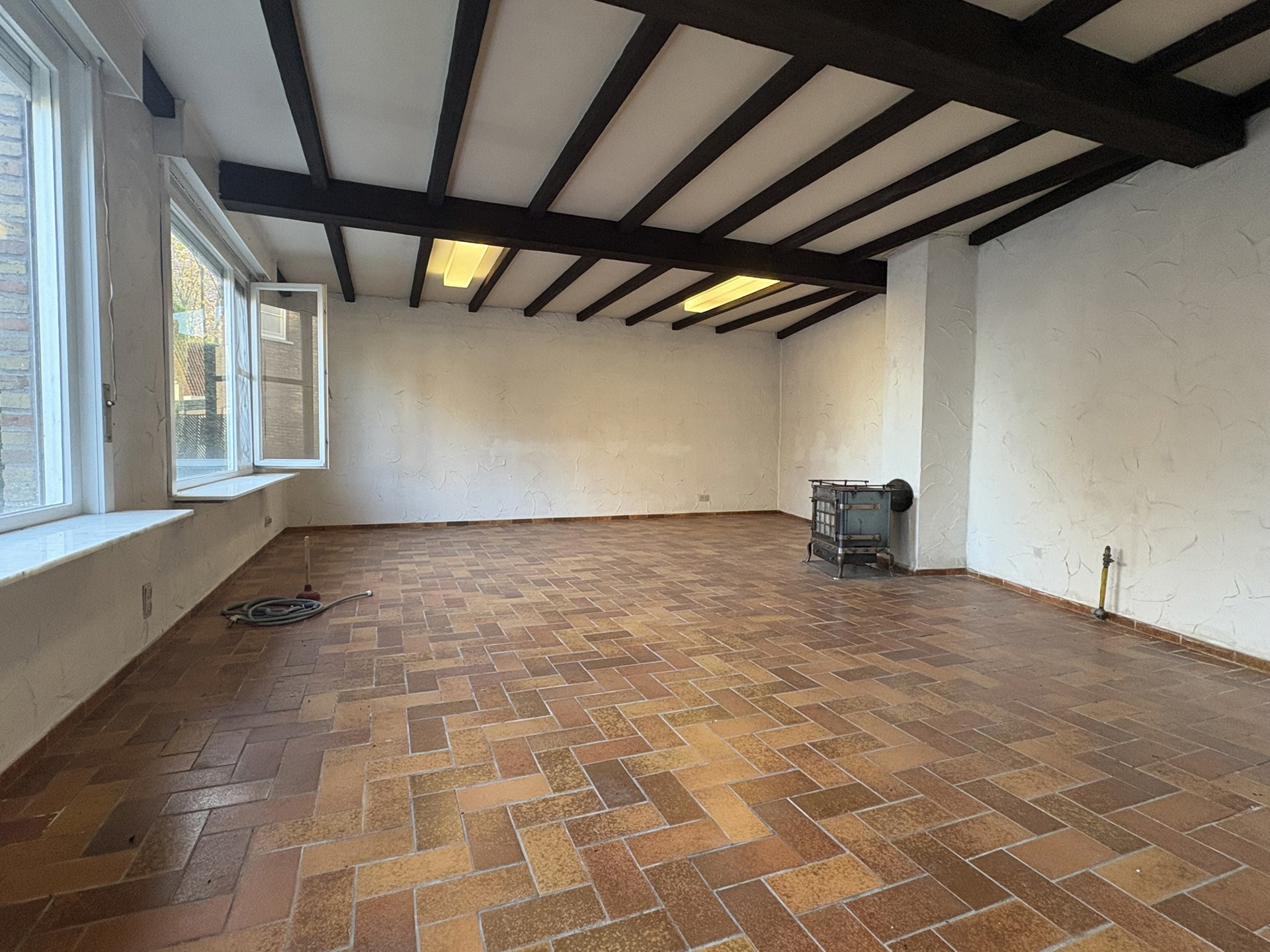 Ruime gezinswoning met tuin, vernieuwde keuken en veelzijdig atelier - foto 2