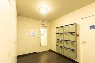<p>Bij het binnenkomen treft u een aangename leefruimte die dankzij de grote raampartijen geniet van een mooie lichtinval. Het appartement beschikt over een functionele keuken en twee volwaardige, comfortabele slaapkamers. Grote troef aan deze woonst is het gunstige EPC-label B, wat betekent dat u hier woont met een lage energiefactuur en zonder renovatieverplichting.</p><p></p><p>Als kers op de taart is er de mogelijkheid om in dezelfde residentie een vlot toegankelijke, private garagebox aan te kopen voor € 30.000,00. Een ideale kans voor wie houdt van comfort, extra opbergruimte of een veilige parkeerplaats voor de auto.</p><p></p><p>Kortom, een perfecte opportuniteit voor zowel starters, koppels als investeerders die op zoek zijn naar een zorgeloze eigendom op een toplocatie. Mis deze kans niet en plan snel uw bezoek!</p>