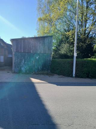 De garage heeft een oppervlakte van 44 m² en is zowel geschikt als autostaanplaats als voor het stockeren van goederen.