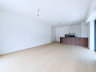 Tel.: 0456 12 69 37 / E-mail: kilian.f@weinvest.be<br /><br />We Invest biedt u exclusief dit prachtige appartement met twee slaapkamers van 106 m² aan, gelegen op een steenworp van Woluwe Shopping en alle andere voorzieningen (openbaar vervoer, winkels, ziekenhuis, enz.).<br /><br />Gelegen op het gelijkvloers van een nieuw gebouw met lift, is het als volgt ingedeeld: een inkomhal, een woon- en eetkamer met een volledig uitgeruste open keuken, een zuidgericht terras, twee aparte toiletten, een wasruimte en twee slaapkamers (± 16 en 11 m²), elk met een eigen badkamer. Het appartement beschikt eveneens over een kelder in hetzelfde gebouw en een optionele parkeerplaats met een elektrische laadpaal voor een meerprijs van € 100/maand.<br /><br />Technische informatie: ventilatiesysteem type D, domotica voor alle verlichtingspunten, veiligheidsdeur en op maat gemaakte stores, die de komende dagen worden geplaatst.<br /><br />Lasten: € 125 (voorschot voor het onderhoud van de gemeenschappelijke delen).<br /><br />EPB: A<br /><br />Beschikbaar vanaf 1 september! Huurovereenkomst van één jaar (hernieuwbaar).<br /><br />Snel te bezichtigen! Ontdek al onze exclusieve panden op www.weinvest.be!