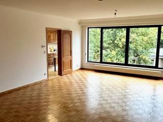 Dit prachtig gelegen appartement met twee slaapkamers, lift, terras en autostaanplaats bevindt zich in het hart van Lier, vlakbij de...