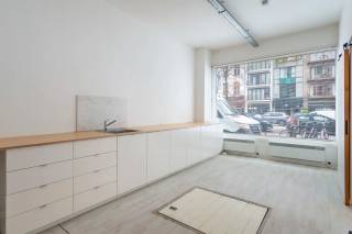 Bent u op zoek naar een commerciële ruimte op een toplocatie, waar zichtbaarheid centraal staat? Dan is dit handelspand van ca. 60 m² in de Nassaustraat precies wat u zoekt.<br /><br />Dit pand combineert een unieke ligging met vlot bereikbare in- en uitvalswegen. Op wandelafstand van het levendige Eilandje, het historische stadscentrum én op slechts vijf minuten van de Antwerpse Ring, is deze locatie ideaal voor ondernemers die zichtbaarheid én bereikbaarheid willen combineren.<br /><br />De ruimte biedt tal van mogelijkheden dankzij de functionele indeling en de aanwezigheid van een keuken en sanitair. Door het open en veelzijdige karakter leent het pand zich uitstekend voor uiteenlopende invullingen, zoals een winkel, kantoor, praktijkruimte of showroom.<br /><br />De straatgerichte ligging biedt maximale visibiliteit voor uw zaak; Hier passeert dagelijks zowel voetgangers- als autoverkeer.<br /><br />Huurprijs: €1.190/maand<br />Beschikbaarheid: onmiddellijk<br /><br />Interesse om dit pand te bezoeken?<br />Neem contact op met LISTED: 03 283 51 51.