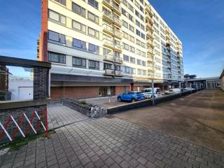 <p><span>Appartement met 3 slaapkamers en ondergrondse parking in het centrum</span></p><p><span>Dit aangename, goed onderhouden en functioneel ingedeelde appartement is gelegen op de tweede verdieping van een verzorgd gebouw in het centrum. Dankzij deze centrale ligging geniet u van alle stedelijke voorzieningen op wandelafstand, zoals winkels, openbaar vervoer, horeca, scholen en andere dagelijkse faciliteiten. De ondergrondse autostaanplaats vormt hierbij een absolute meerwaarde en biedt extra comfort in het stadscentrum.</span></p><p><span>Bij het betreden van het appartement komt u binnen in een ruime inkomhal met een praktische ingebouwde vestiairekast, die zorgt voor extra opbergruimte. Aan de rechterzijde bevindt zich de lichtrijke en ruime leefruimte, die een aangename woonbeleving biedt en vlot aansluit op de keuken. De keuken is eveneens ruim opgevat, praktisch ingericht en geeft toegang tot een balkon, ideaal om even buiten te genieten van frisse lucht.</span></p><p><span>Aan de linkerzijde van de inkomhal bevinden zich drie afzonderlijke, volwaardige slaapkamers. Deze indeling maakt het appartement bijzonder geschikt voor gezinnen, koppels, thuiswerkers of investeerders die op zoek zijn naar een courante en vlot verhuurbare woonst. Verder beschikt het appartement over een afzonderlijk toilet en een badkamer uitgerust met een ligbad.</span></p><p><span>Het appartement is voorzien van vernieuwde ramen, wat bijdraagt aan een aangenaam wooncomfort en een verbeterde energieprestatie. Bovendien beschikt het appartement over een gunstig EPC, wat resulteert in lagere energiekosten en een toekomstgerichte investering.</span></p><p><span>Dit appartement combineert een centrale ligging, een doordachte indeling, goede energieprestaties en praktisch wooncomfort. Een ideale opportuniteit voor wie zelf centraal wil wonen of op zoek is naar een kwalitatieve en interessante investering.</span></p><p><span>Contact</span><span><br />Ercan@jemar.be<br />GSM: 0484 06 68 92</span></p>