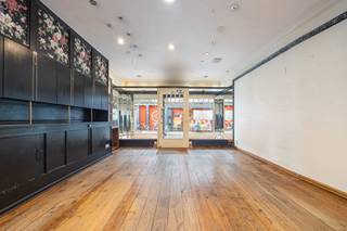 WAARDEVASTE INVESTERING! <br />Uniek renovatieproject in het commerciële hart van Aarschot – een investering met MEGA mogelijkheden! <br /><br />Dit karaktervolle historische pand, gelegen in het bruisende stadscentrum van Aarschot, biedt tal van opportuniteiten. Met zijn authentieke elementen en rijke geschiedenis, vormt het een ideaal canvas voor een eigentijdse renovatie. Door de unieke eigenschappen te combineren met een eigentijdse stijl kunt u iets uitzonderlijks creëren, terwijl het historische karakter behouden blijft. Een visie die ook door de gemeente wordt ondersteund. <br /><br />Gelegen vlak naast de grootste parking van de stad, garandeert dit pand een constante stroom van passanten op weg naar de levendige stadskern. De ruime etalage geeft de mogelijkheid om een commerciële zaak te vestigen op het gelijkvloers. Denk bijvoorbeeld aan een stijlvolle koffiebar, een boetiek, kantoorruimte, een gezellig eetconcept of of een groepspraktijk. <br /><br />Boven de commerciële ruimte bevindt zich een woongedeelte, met mogelijkheden voor extra woonruimte of een multifunctionele invulling. Deze extra ruimte beslaat maar liefst uit 350 m². <br /><br />Mogelijkheid tot overname van de patrimoniumvennootschap via aandelenoverdracht, ideaal als springplank voor jonge investeerders. <br />Mis deze unieke kans niet om een uitzonderlijk pand te verwerven op een toplocatie met enorm potentieel en historische charme.
