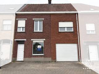 Ruime woning te koop met 4 slaapkamers en een grote garage te Harelbeke!Bij het binnengaan kom je in de voorplaats, die ideaal kan worden ingericht...
