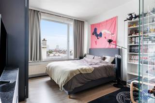 <p><span>Informatie appartement</span></p><p><span>Dit knus appartement met 2 slaapkamers bevindt zich op de 8ste en hoogste verdieping in een goed onderhouden gebouw. U komt binnen in de inkomhal met ruime vestiairekasten. De leefruimte geniet van veel lichtinval dankzij de grote raampartij en is voorzien van een mooie blokjesparket. Aansluitend aan de leefruimte is er een vernieuwde halfopen keuken, voorzien van o.a. een gasvuur met dampkap, grote oven, vaatwasser en ijskast met vriesvak. Achteraan het appartement, aan de kant van de rustige Violierstraat, zijn er 2 slaapkamers van ca. 14m² en 8m². De badkamer is voorzien van een douche-in-bad, lavabomeubel en aansluiting voor een wasmachine en droogkast. Aparte WC. Het gebouw is voorzien van een lift en parlofonie. Maandelijkse provisie: 165 EUR (privatieve verwarming en waterverbruik, onderhoud en verbruik gemene delen, syndicus, blokpolis, afval ophaling, ...). Super centrale ligging in Antwerpen nabij het Eilandje met verschillende winkels, cafés en restaurants op wandelafstand. Vlot bereikbaar en openbaar vervoer (tram, bus, trein) in de directe omgeving!</span></p><p><span> </span></p><p><span>Indeling</span></p><ul><li><span>Gezellige en lichtrijke woonkamer ca. 18m² met knap panoramisch zicht. De leefruimte is voorzien van een goed onderhouden blokjesparket.</span></li><li><span>Recent geplaatste en volledig uitgeruste half open keuken, voorzien van o.a. een gasvuur met 4 pitten, dampkap, vaatwasser, grote oven, ijskast met apart vriesvak. De spatwand is voorzien van mooie witte metro tegeltjes.</span></li><li><span>Ruime inkomhal met dubbele vestiairekast.</span></li><li><span>Slaapkamer 1 ca. 14m² gelegen aan de rustige Violierstraat.</span></li><li><span>Badkamer uitgerust met een douche-in-bad en lavabomeubel. Aansluiting aanwezig voor een wasmachine en droogkast.</span></li><li><span>Slaapkamer 2 ca. 8m² gelegen aan de rustige Violierstraat</span></li><li><span>Aparte WC.</span></li></ul><p><span> </span></p><p><span>Huurvoorwaarden</span></p><ul><li><span>Huurprijs: 1.050 EUR/maand. </span></li><li><span>Algemene kosten: provisie 165 EUR/maand (privatief waterverbruik, privatieve verwarming, onderhoud en verbruik in de gemeenschappelijke delen waaronder de lift, brandverzekering gebouw). </span></li><li><span>Beschikbaar vanaf 01/12/2025.</span></li></ul><p><span> </span></p><ul><li><span>Individuele meter: elektriciteit. </span></li></ul><ul><li><span>Waarborg: 3 maanden huur.</span></li><li><span>Intredende plaatsbeschrijving: 175 EUR excl. 21% BTW per partij.</span></li></ul><p><span> </span></p><p><span>Gebouw</span></p><ul><li><span>Kelderverdieping, handelsruimte op gelijkvloers en 8 verdiepingen met telkens 4 appartementen.</span></li><li><span>Lift aanwezig.</span></li><li><span>Parlofoon aanwezig.</span></li></ul><p><span> </span></p><p><span>Ligging</span></p><ul><li><span>Gelegen in het centrum van Antwerpen nabij het Eilandje met verschillende cafés, restaurants en winkels op wandelafstand.</span></li><li><span>Openbaar vervoer (tram, bus en trein) in de directe omgeving. Velo Antwerpen station om de hoek</span></li><li><span>MOBISCORE: 9,5/10!</span></li></ul><p><span> </span></p><p><span>*De informatie in deze prospect is ter informatieve titel: de kandidaat-kopers moeten hun eigen zaak maken van het verkrijgen, controleren en interpreteren van deze informatie.</span></p>