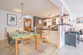 Une belle opportunité, aussi bien pour l'investisseur que pour les amateurs d'espace !<br /><br />Cet appartement est situé au rez-de-chaussée de la résidence Porthouse, en plein cœur de Nieuwpoort, dans la Kaaistraat. Son emplacement privilégié vous place à proximité immédiate des supermarchés, transports en commun, restaurants, et de toutes les commodités du centre historique. Idéal pour ceux qui apprécient la vie urbaine.<br /><br />L’appartement est très lumineux et offre de beaux volumes. Le séjour spacieux avec cuisine ouverte, donnant sur le patio, en est le parfait exemple. Les chambres sont également généreuses et, en plus du patio, l’appartement dispose d’une cour urbaine privée, offrant un espace extérieur appréciable, comparable à celui d’une maison. Associé à un intérieur moderne, une cuisine fonctionnelle et une salle de bain agréable, cet appartement offre un cadre de vie où l’on se sent immédiatement chez soi.<br />Une opportunité unique pour les investisseurs<br /><br />L’appartement est loué depuis 2014 au même locataire, qui souhaite continuer à occuper les lieux. Un atout majeur pour les investisseurs, garantissant un rendement immédiat dès le premier jour !<br /><br />Ne laissez pas passer cette occasion exceptionnelle, planifiez votre visite dès maintenant.<br /><br />PEB : 225.