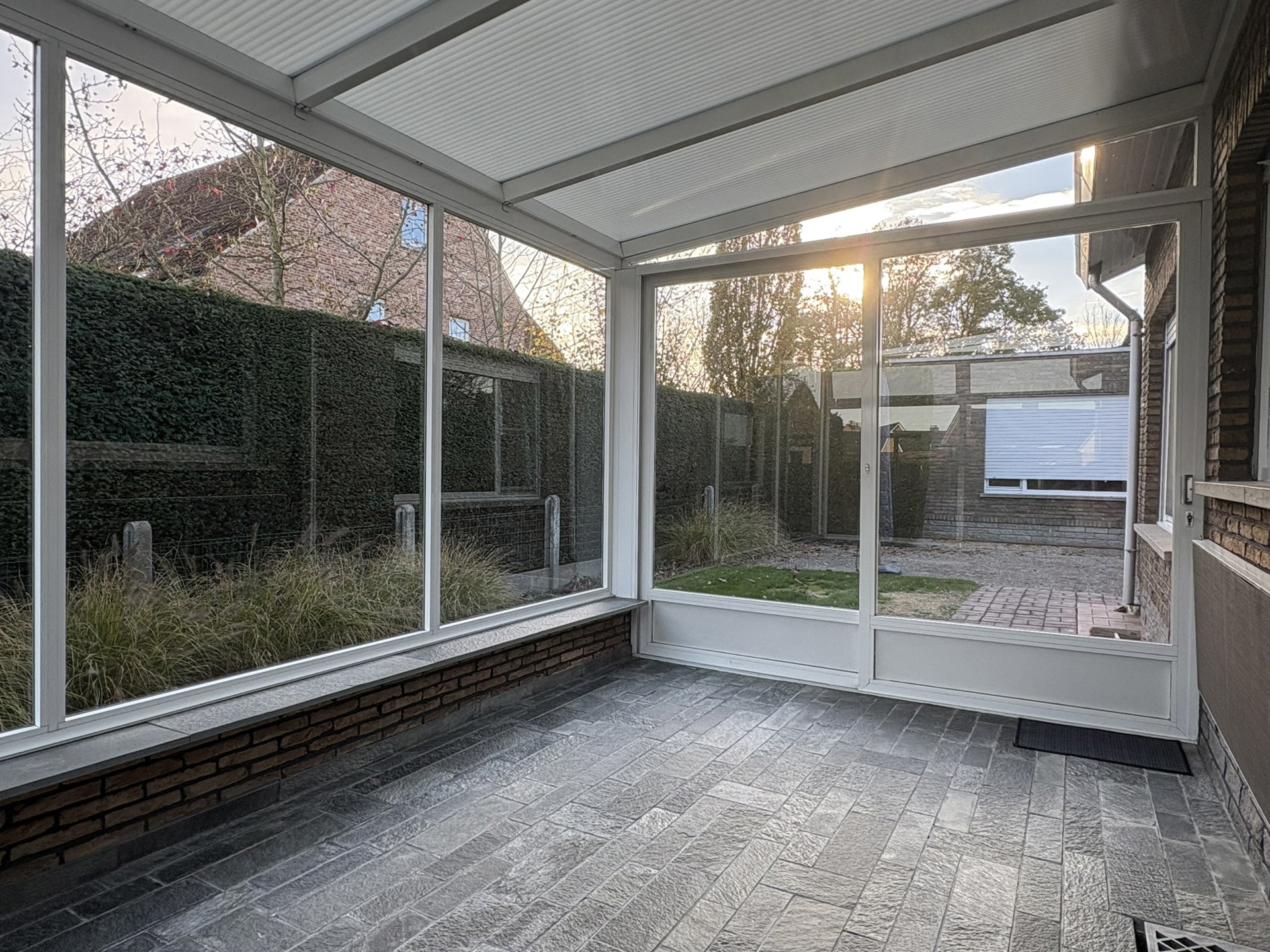 Ruime gezinswoning met tuin, vernieuwde keuken en veelzijdig atelier - foto 3