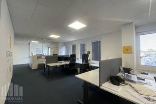 Office space of 239 m² for rent in the Sphere Business Park in Zellik, strategically located on the outskirts of Brussels. Thanks to its location along the dynamic Pontbeeklaan, your business benefits from excellent visibility and easy accessibility, with direct connections to the R0 ring road and the E40 motorway.<br /><br />The move-in ready office space is located on the ground floor and is fully equipped for immediate use. It includes air conditioning, double glazing, efficient heating, modern lighting and sanitary facilities. The recently renovated façade also contributes to a professional and contemporary appearance for your company.<br /><br />In addition, 7 private parking spaces are included, providing extra convenience for employees and visitors. The space will be available from 1/05/2026.<br /><br />Interested or would you like more information?<br /><br />Contact PANORAMA B2B for additional details, floor plans, or to schedule a site visit at 0477 09 00 09.