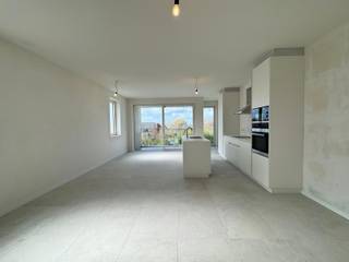 TIJDELIJKE ACTIE -3% OP DE VERKOOPPRIJZEN!!!Gelegen op de 2de verdieping helemaal links in residentie "Margaux" vinden we dit ruim en lichtrijk...