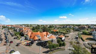 <span>Prachtig en lichtrijk penthouse van 110 m², gelegen op de vijfde verdieping van een residentie op een uitzonderlijke ligging aan de Kustlaan, in het hart van het Zoute. Op slechts 50 meter van het strand en vlak bij de winkels en restaurants geniet het appartement van een perfecte zuidoriëntatie en een volledig vrij panoramisch zicht van 180° over de minigolf, het klooster en het karakteristieke villalandschap van het Zoute. Het appartement werd begin jaren 2000 smaakvol gerenoveerd door Dominique Koch en onderscheidt zich door zijn elegante “Long Island”-stijl, kwalitatieve afwerking en uitstekende staat van onderhoud. Indeling: vestiaire, twee afzonderlijke toiletten, aangename leefruimte met open haard en eetplaats, uitgevend op een brede raampartij met verplaatsbare panelen waarmee een gezellige, zuidgerichte inpandige terrasruimte kan worden gecreëerd, volledig zonder inkijk. Volledig uitgeruste open keuken en afzonderlijke wasruimte.</span><br /><span>Het nachtgedeelte omvat drie ruime slaapkamers, die elk plaats bieden aan een groot tweepersoonsbed en beschikken over een raam, lavabo en ingemaakte kasten. Een badkamer, douchekamer, talrijke bergruimtes, een veiligheidsdeur en een privatieve kelder vervolledigen het geheel. Mogelijkheid tot aankoop van een ruime afgesloten garagebox in de parking recht tegenover de residentie, met voldoende plaats voor zowel een wagen als fietsen. Aan de voet van het gebouw is bovendien een zone voorzien voor het stallen van fietsen, uitgerust met fietsbeugels. Een uitzonderlijk appartement dat licht, panoramische zichten, comfort en een gegeerde ligging aan één van de meest geliefde lanen van het Zoute perfect combineert</span>