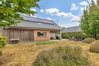 <p>Gelegen in een rustige wijk in Liedekerke biedt Topo - Immo u deze verzorgde villa, waar ruimte, comfort en een doordachte indeling hand in hand gaan.</p><p>Via <strong>de inkomhal met vestiaire en gastentoilet</strong> betreedt u de woning. <strong>De lichtrijke woonkamer </strong>met <strong>gezellige open haard</strong> vormt het hart van de woning en sluit aan op <strong>de volledig geïnstalleerde keuken</strong>. Daarnaast beschikt u over <strong>een praktische berging/wasplaats</strong> en<strong> een inpandige garage.</strong></p><p>Op de eerste verdieping bevinden zich <strong>drie volwaardige slaapkamers, waarvan één met dressing</strong>. Verder vindt u er een <strong>apart toilet</strong> en een <strong>ruime badkamer en een aparte douchekamer. </strong>Aansluitend aan de badkamer bevindt zich een <strong>extra berging</strong>, ideaal voor het opbergen van handdoeken, toiletartikelen of andere spullen. Dankzij de doordachte indeling werd<strong> elke ruimte in de woning optimaal benut. Buiten geniet u van een prachtig aangelegde tuin met tuinberging en overdekt terras.</strong></p><p>Heeft u<strong> toch nog nood aan extra ruimte</strong>? De zolder biedt, mits het plaatsen van een vaste trap, nog tal van mogelijkheden! </p><p>Kortom, een instapklare villa met een uitstekende ligging en een praktische indeling. <strong>Enkele troeven: 24 zonnepanelen - dak vernieuwd in 2023 - waterverzachter - volledig onderkelderd.</strong> EPC C</p>