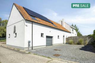 De eigendom wordt aangeboden via de PRE-SALE formule. Op 26/09/2026 tussen 10:00 en 12:30 kan u het huis op afspraak komen bezichtigen en een bod uitbrengen. De vermelde prijs is een instelprijs. Voor meer info, gelieve contact op te nemen met de dossierverantwoordelijke.<br /><br />Dankzij de grondige renovatie geniet u van hedendaags wooncomfort én uitstekende energieprestaties. Met een EPC-label B en zonnepanelen bent u verzekerd van een energiezuinige woning met lagere energiekosten.<br /><br />Bij het binnenkomen verrast de hoge inkomhal met wenteltrap meteen. Vanuit de inkomhal is er toegang tot de grote berging met voorziening voor wasmachine / droogkast. Maar vanuit de inkomhal kan je ook naar de keuken en woonkamer gaan met zicht op het zalige terras met tuin. Vanuit de tuin is er een aparte toegang tot een bureau/praktijkkamer- momenteel een massageruimte.<br />Op de eerste verdieping bevindt de prachtige oude hooizolder zich waar nog veel mogelijkheden voor zijn (extra kamers met 2de badkamer, speelruimte, vrij beroep, fitness, ..)! Verder zijn er de drie slaapkamers en dressing (of 4e kamer) en de badkamer. <br /><br />De ligging is een absolute troef: Gelegen in een rustige straat met eenrichtingsverkeer, geniet u van maximale rust en veiligheid, terwijl u op wandelafstand de uitgestrekte velden en natuur vindt. Toch bevinden winkels, scholen en belangrijke invalswegen zich vlakbij.<br /><br />Vooraan beschikt de woning over een dubbele privéparking EN een garage, zodat parkeren nooit een probleem is. Achteraan wacht een grote, zonnige tuin. <br /><br />Troeven op een rij:<br />Recent gerenoveerde en instapklare woning<br />EPC-label B<br />Zonnepanelen<br />4 slaapkamers<br />Grote zolder met uitbreidingsmogelijkheden<br />Rustige ligging in een straat met eenrichtingsverkeer<br />Vlak bij de velden en natuur<br />Dubbele parkeerplaats voor de woning + garage<br />Grote tuin achteraan<br /><br />Deze woning combineert ruimte, comfort, energiezuinigheid en een uitstekende ligging. Een ideale thuis voor gezinnen of iedereen die op zoek is naar rustig wonen zonder in te boeten aan bereikbaarheid.<br /><br />Interesse? Contacteer olivia.laporte@dewaele.com 0499 46 93 34<br /><br /><br /><br />Bestuursmaatregelen in het maatregelenregister: nee