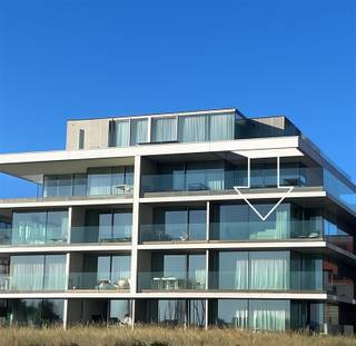 <p><span>Exclusief hoekappartement te koop met 3 slaapkamers en 2 badkamers in het mooiste gebouw van Nieuwpoort ontworpen door de befaamde architecten Govaert &amp; Van Houtte. Op een bijzondere ligging met uniek frontaal zicht op havengeul, maritiem park en de yachthaven van Nieuwpoort. Voorzien van 2 riante terrassen, 1 vooraan, 1 achteraan. Zon van S'morgens tot s'avonds. Subliem afgewerkt met hoogwaardige en bijzonder stijlvolle materialen. De vele en grote raampartijen zorgen voor een unieke zon en lichtinval. Maatkasten, gordijnen en verlichting zijn inbegrepen in de verkoop evenals een ondergrondse ruime berging ( B2 ). Mogelijkheid tot aankoop van een ruime garage voor € 75.000. Het appartement bestaat uit een inkomhall, apart toilet, woonkamer, terras, keuken, berging, badkamer met douche, badkamer met ligbad, slaapkamer 1, slaapkamer 2, slaapkamer 3 met unieke prachtige raampartijen, terras achteraan. Als eigenaar kunt U bovenop Uw appartement genieten van  unieke welness faciliteiten gelegen op het gelijkvloers. Voorzien van een sauna, een hamman en een prachtig cooling down bad naast een prachtige zongerichte patio en kleedkamers met douche voor de ultieme ontspanning in Uw eigen Residentie. Een echt droomappartement op een toplocatie in een zeer bijzonder gebouw. </span></p>