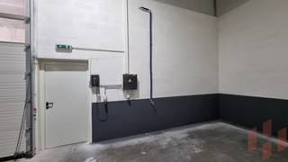 KMO-units te huur op een gerenoveerde site in Hasselt. Elke unit beschikt over een sectionaal poort en heeft een vrije hoogte van ca. 7m. Zeer...