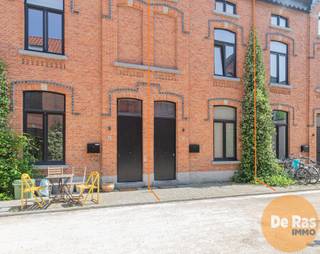 GENT - Deze volledig instapklare woning werd in 2021 volledig gerenoveerd en is gelegen in een rustig straatje in een leuke buurt. Alle...