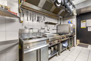 <p>ALTRO VASTGOED VERKOOP Je kan er niet omheen kijken... de uiterst commercieel gelegen  handelsruimte van 230 m² in de strandlaan te Sint-Idesbald. Omwille van de constructie met palen kunnen alle binnenmuren worden weggenomen en is elke activiteit hier mogelijk. Deze eigendom is vrij van huurovereenkomst en onmiddellijk beschikbaar. Wenst u graag meer informatie of een bezoek aan deze uiterst commercieel gelegen eigendom? Contacteer vastgoedmakelaar Wim Gevaert - 0473 70 40 71 (7/7) of wim@altro-vastgoed.be</p>
