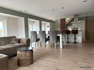 Dit appartement bestaat uit een inkom, toilet, woonkamer met open ingerichte keuken, slaapkamer met dressing, bureel, berging, badkamer, 2 slaapkamers, een douchekamer en ruim terras.<br /><br /><u>Troeven:</u><br /><br />- Instapklaar<br />- Nabij het centrum en openbaar vervoer<br />- Gemeubeld<br />- Onmiddellijk beschikbaar<br /><br />EPC: 198 kWh/m²