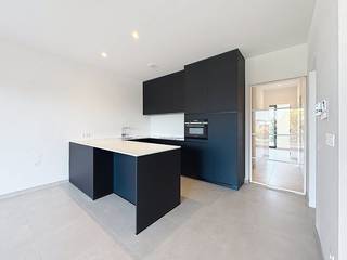 Au cœur de la charmante ville de Kruishoutem, nous trouvons cet appartement neuf à louer. L'appartement est situé au premier étage et dispose de 2 chambres et de 2 terrasses spacieuses. La cuisine est équipée d'appareils encastrés et dispose d'un débarras séparé. Les magasins, les supermarchés et les écoles sont accessibles à pied. Des villes comme Gand et Courtrai sont facilement accessibles via l'autoroute E17 (à 5 minutes). Place de parking requise : 50 €/moisMISE EN PAGE :hall d'entrée - chambre 1 - chambre 2 - salle de bain (double vasque, douche) - débarras - toilettes - cuisine ouverte - salon - terrasse 1 - terrasse 2 - rangement au sous-sol - place de parking et rangement (50 €/mois)AVANTAGES :+ Appartement lumineux + Appartement économe en énergie+ Emplacement central+ Terrasse couverteLe moyen le plus rapide pour visiter cette propriété ? Demandez votre visite via le bouton rouge de notre site web (www.dewaele.com) et vous serez contacté par notre expert en location Nicolas. Les rendez-vous ne peuvent pas être pris par téléphone. Pour toute autre question, vous pouvez nous contacter par téléphone au 055 20 80 20.