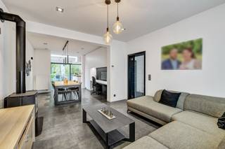 <p>Voor meer info of een bezoek, bel 054 78 90 00 - Op zoek naar een instapklare woning met karakter en hedendaags comfort? Deze <strong>halfopen bebouwing</strong> in een <strong>rustige, groene omgeving</strong> in Ninove combineert charme met functionaliteit. De woning, oorspronkelijk gebouwd in 1937 en gerenoveerd in 2014, bevindt zich in goede staat van onderhoud en beschikt over een bewoonbare oppervlakte van ca. 164 m² op een perceel van 300 m². Binnenin geniet u van een<strong> lichtrijke leefruimte</strong>, een functionele keuken en een praktische indeling die perfect aansluit bij de noden van een gezin. Op de verdieping bevinden zich <strong>drie volwaardige slaapkamers</strong> en een badkamer uitgerust met bad, douche en toilet. Daarnaast is er een apart gastentoilet op het gelijkvloers. De woning is <strong>volledig onderkelderd</strong>, wat zorgt voor extra opslagruimte en praktische mogelijkheden. Buiten geniet u van een <strong>aangename tuin en terras</strong>, ideaal om tot rust te komen in een groene omgeving. De residentiële ligging biedt een goede bereikbaarheid met winkels, scholen en openbaar vervoer in de nabije omgeving. Extra troef is het <strong>gunstige EPC-label C</strong> (275 kWh/m²jaar), wat bijdraagt aan energiezuinig wonen. Een interessante opportuniteit voor wie op zoek is naar een solide en comfortabele gezinswoning.</p>