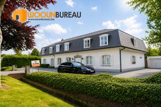 Dit aangename gelijkvloers appartement combineert comfort, ruimte en een mooie buitenomgeving, ideaal voor wie graag geniet van rustig en praktisch wonen.<br /><br />De woning beschikt over een lichtrijke woonkamer, waar grote raampartijen zorgen voor een aangename sfeer en veel natuurlijke lichtinval. Aansluitend bevindt zich de ingerichte keuken, die functioneel is uitgerust en voldoende ruimte biedt voor dagelijks gebruik.<br /><br />Verder zijn er twee slaapkamers, perfect voor een koppel, gezin of als extra bureau- of hobbyruimte. De badkamer is voorzien van een ligbad, toilet en twee wastafels. <br /><br />Een absolute troef van dit appartement is de tuin, waar je in alle rust kan genieten van de buitenlucht en gezellige momenten. <br />Daarnaast is er ook een garagebox inbegrepen, wat zorgt voor veilige parkeergelegenheid en extra opslagruimte.<br /><br />Het appartement is beschikbaar in overleg. De huurprijs bedraagt €950 per maand, met €25 vaste kosten per maand.<br /><br />Ben je op zoek naar een comfortabel gelijkvloers appartement met tuin en garage? Neem dan gerust contact met ons op voor meer informatie of om een bezichtiging in te plannen.