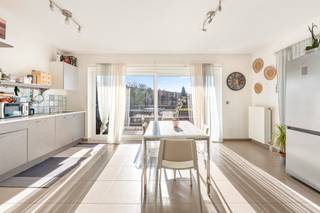 Dit verzorgd appartement is gelegen in de rustige Manebruggestraat te Borsbeek en biedt een aangename combinatie van licht, ruimte en comfort.<br />Bij het binnenkomen kom je in een inkomhal met mogelijkheid tot het voorzien van een vestiaire. De lichtrijke leefruimte met open keuken vormt één geheel, waarbij de keuken naadloos geïntegreerd is in de ruimte.<br />Verder beschikt het appartement over twee volwaardige slaapkamers. De badkamer is uitgerust met zowel een ligbad als een aparte douche.<br />Daarnaast is er een handige berging met aansluiting voor wasmachine en droogkast.<br />Als extra troef is er een zonnig terras aanwezig, waar je in alle rust kan genieten, aangrenzend aan de leefruimte en keuken.<br />Een aangenaam appartement op een rustige ligging in Borsbeek, met een vlotte bereikbaarheid.<br />Daarnaast is het appartement voorzien van een lift en een buitenstaanplaats voor 20.000 euro.