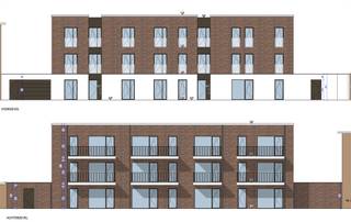 <p>Modern gelijkvloers appartement met twee slaapkamers en grote privétuin in een nieuwbouwproject dat eind juni wordt opgeleverd. De huur kan starten vanaf 1 juli 2026. Dit ruime en energiezuinige appartement biedt een aangename leefruimte met grote raampartijen en directe toegang tot een terras van 10 m² en een privatieve tuin. De open keuken is volledig ingericht en beschikt over een kookeiland, elektrisch kookvuur, combi-oven, ingebouwde koelkast en vaatwasmachine. Aansluitend bevindt zich een praktische berging met plaats voor wasmachine en droogkast. De badkamer is uitgerust met een dubbele lavabo en een comfortabele inloopdouche. Daarnaast is er een apart gastentoilet aanwezig. Het appartement heeft een onderhoudsvriendelijke keramische grijze tegelvloer, warmtepompverwarming en vloerverwarming voor een gelijkmatig en efficiënt warmtecomfort in alle ruimtes. Het gebouw is voorzien van een lift en biedt een ruime fietsenberging op het gelijkvloers. Een ondergrondse autostaanplaats kan worden bijgehuurd voor 85 euro per maand en is bereikbaar via een autolift. Dit kwalitatieve appartement combineert hedendaags wooncomfort met een uitzonderlijke buitenruimte en is ideaal voor wie op zoek is naar duurzaam en stijlvol wonen in een recent nieuwbouwproject.</p>