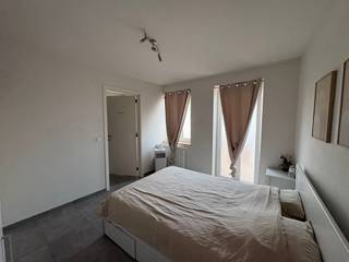 <p>Inschrijven voor het appartement kan via onze website: www.topo-immo.be</p><p> </p><p>Dit <strong>instapklare appartement</strong> is gelegen aan de <strong>Geraardsbergsesteenweg 87A bus 11 in Aalst</strong> en vormt een aangename thuis voor wie op zoek is naar hedendaags wooncomfort en een praktische indeling. Dankzij de lichtrijke ruimtes, moderne afwerking en het terras geniet u hier van een comfortabele woonomgeving. Met een <strong>bewoonbare oppervlakte van 80 m²</strong> beschikt het appartement over een inkomhal met <strong>afzonderlijk gastentoilet, twee slaapkamers</strong> en een badkamer met <strong>inloopdouche en dubbele lavabo</strong>. De lichtrijke leefruimte sluit mooi aan op de <strong>volledig geïnstalleerde open keuken</strong> en biedt toegang tot het <strong>terras</strong>, een fijne plek om bij mooi weer van de buitenlucht te genieten. Daarnaast is er een praktische berging die voor extra opbergmogelijkheden zorgt. Verder beschikt het appartement over een <strong>autostaanplaats in de ondergrondse parkeergarage</strong>. Ook op energetisch vlak is dit appartement een mooie troef: het beschikt over <strong>energielabel A met een energiescore van 67 kWh/(m² jaar)</strong>.</p><p> </p><p><strong>Huurprijs:</strong> €900/maand<br /><strong>Provisie gemeenschappelijke kosten:</strong> €80/maand<br /><strong>Beschikbaar vanaf 15 oktober 2026</strong></p>