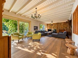 KARAKTERVOLLE VIERKANTSHOEVE MET 7 SLAAPKAMERS, (22 personen) uitzonderlijk gelegen in het LANDELIJKE SCHORISSE (MAARKEDAL) op een INDRUKWEKKEND PERCEEL van CA. 11.255 M². Deze VEELZIJDIGE EIGENDOM is gelegen in AGRARISCH GEBIED en wordt momenteel ZONEVREEMD UITGEBAAT ALS VAKANTIEWONING. De combinatie van het AUTHENTIEKE HOEVEKARAKTER, het ROYALE TERREIN en het OMVANGRIJKE WOONVOLUME maakt dit tot een bijzondere eigendom in het hart van de VLAAMSE ARDENNEN. Binnenin beschikt de hoeve over verschillende KNUSSE LEEFRUIMTES, die het LANDELIJK KARAKTER van het geheel extra benadrukken. Daarnaast zijn er maar liefst 7 SLAAPKAMERS en vormt de RUIME POLYVALENTE ZAAL een absolute blikvanger. De woning biedt hierdoor tal van mogelijkheden, steeds rekening houdend met de geldende stedenbouwkundige voorschriften en de zonevreemde bestemming.<br />Ook buiten komt het unieke karakter van deze eigendom volledig tot zijn recht. Het domein omvat een RUIME OPRIT, een fraai aangelegd gazon, een BOSRIJK GEDEELTE en een achterliggende WEIDE. Hierdoor geniet u van een uitzonderlijk gevoel van ruimte, groen en privacy, midden in het glooiende landschap van Schorisse.<br /><br />Adres: Bosterijststraat 3 te Schorisse (Maarkedal)<br /><br />EPC: 437kWh/m²; G-score en P-score A; Renovatieverplichting van toepassing; Bestuursmaatregelen in het maatregelenregister: Neen; Beschikbaar bij akte