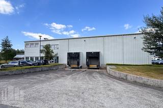 Uitstekend gelegen bedrijfsgebouw met 1.559 m² magazijn gecombineerd met 1.970 m² kantoren (mogelijkheid om magazijn afzonderlijk te huren), gelegen vlak aan de op- en afrit van de E19 in Kontich. <br /><br />De magazijnruimt beschikken over een vrije hoogte van 4 tot 8 meter, een vloerbelasting tot 5 ton/m², sectionaalpoorten en laadkades. Daarnaast zijn er op het terrein ruime parkeermogelijkheden, inclusief laadpunten voor elektrische wagens. Ook aan het comfort van uw medewerkers is gedacht dankzij de aanwezige catering- en cafetariafaciliteiten.<br /><br />Afhankelijk van uw bedrijfsbehoeften zijn grotere of kleinere oppervlaktes beschikbaar. Bovendien is een flexibele huurtermijn bespreekbaar, waardoor deze locatie zich uitstekend leent voor zowel tijdelijke als langdurige huur. Onmiddellijk beschikbaar!<br /><br />Contacteer PANORAMA ANTWERPEN voor bijkomende inlichtingen of een vrijblijvend plaatsbezoek via 0477 911 000.