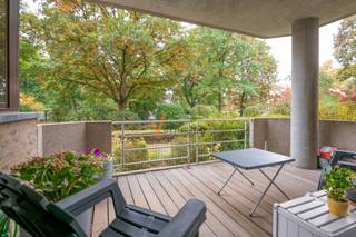 In de verzorgde residentie Dennendael ontdek je dit hoger gelegen gelijkvloers appartement met 2 mooie terrassen. De ligging is prima: rustig en...