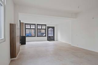 Op een toplocatie, vlakbij de historische Kruispoort, vindt u deze volledig gerenoveerde stadswoning die authenticiteit en modern wooncomfort perfect combineert.<br />Alle voorzieningen zoals winkels, scholen, openbaar vervoer en gezellige restaurants liggen binnen handbereik. Ook de stadsring en de verbindingswegen zijn vlot bereikbaar, wat deze woning perfect maakt voor wie het beste van de stad wil combineren met een goede bereikbaarheid.<br /><br />Indeling van de woning<br />op het gelijkvloers: <br />- lichtrijke leefruimte<br />- ingerichte keuken <br /><br />op de eerste verdieping: <br />- ruime slaapkamer<br />- badkamer met douche en bad<br /><br />ruime zolder<br /><br />Troeven van deze woning:<br />- mogelijkheid tot 2 extra slaapkamers en badkamer op de zolderverdieping<br />- prachtige ligging aan de kruispoort<br />- onmiddellijk beschikbaar!<br /><br />De vermelde prijs is een richtprijs, elk bod boven of onder deze prijs wordt voorgelegd aan de eigenaar die er al dan niet kan op ingaan. <br /><br />Mis dit pareltje niet en vraag uw bezoek aan via 0475 26 18 01 of luc.devroe@acasa.immo