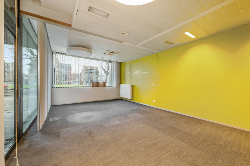 Roeselare-stadskern. Kantoor / praktijkruimte van 164m2, onlangs vernieuwd. Grote zichtbaarheid en uitkijkend op het Coninckplein. Ideaal voor groepspraktijk, galerij, boekhoudkantoor, private training,... - foto 3