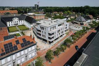 Residentie I'Capella wordt gebouwd op een <span><strong>unieke locatie</strong></span> in het <span><strong>centrum van Izegem</strong></span>. <br /><span><strong>Geniet van het verlaagde btw tarief van 6%!</strong></span><br />Aan de ene zijde van het gebouw vinden we de rust en het groen rond het oude klooster de Pélichy, aan de andere kant vinden we het bruisende centrum van Izegem. Op de gelijkvloerse verdieping worden 2 commerciële ruimtes/kantoorruimtes voorzien. Op de eerste en tweede verdieping vinden we een divers aanbod van 1, 2 en 3 slaapkamerappartementen.<br />Dit appartement met één slaapkamer en dressingruimte wordt standaard voorzien van <span><strong>vloerverwarming</strong></span> aangestuurd door middel van een <span><strong>warmtepomp</strong></span> met grondboringen, <span><strong>vloerkoeling</strong></span> in de zomer, <span><strong>individuele zonnepanelen</strong></span>, ventilatiesysteem type D, domotica voorziening, <span><strong>maatkeuken</strong></span> voorzien van alle toestellen met een <span><strong>natuurstenen werkblad</strong></span>, volledig <span><strong>uitgeruste badkamer </strong></span>met o.a. een <span><strong>inloopdouche</strong></span>. <br /><br />De afwerking kan nog volledig op maat gebeuren. <br />Bruto-oppervlakte: 92 m² / terras: 9,9 m²<br />Voor een optimaal comfort is er de mogelijkheid om in de kelderverdieping garages en staanplaatsen.<br />Inbegrepen in de prijs is een afgesloten fietsberging op de gelijkvloerse verdieping. <br /><span><strong>E-peil : 20</strong></span> / Prijs excl. btw en registratiebelastingen.<br /><span><strong>6% btw onder voorwaarden</strong></span><br /><br />Voor meer informatie over dit project of voor <span><strong>bezoek</strong></span> aan <span><strong>ons</strong></span> <span><strong>kijkappartement</strong></span>, contacteer Bouw Bossu vrijblijvend op het nummer 0496 101 201 – www.icapella.be / www.bouwbossu.be<br />