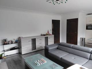 <p><span><strong>Vraag uw bezoek aan via info@optimusvastgoed.be!</strong></span><br /><span><strong>TE HUUR: Duplex-appartement met 2 slaapkamers te Heusden-Zolder!</strong></span><br /><span>Dit gezellige duplex-appartement is gelegen op de doorgangsweg Zolder-Houthalen. De woning beschikt over een aparte inkom en biedt een comfortabele indeling met woonkamer, open keuken, badkamer met douche en twee slaapkamers. Bovendien is het appartement uitgerust met airconditioning. Buiten kan u genieten van een ruim terras. Er is tevens parkeerruimte voor het gebouw.</span><br /><span><strong>Ligging:</strong></span><br /><span>Het appartement is gunstig gelegen te Heusden-Zolder met een vlotte verbinding naar het centrum, winkels, scholen en openbaar vervoer. Ook de omliggende gemeenten en belangrijke invalswegen zijn gemakkelijk bereikbaar.</span><br /><span><strong>Indeling:</strong></span><br /><span>- Aparte inkom.</span><br /><span>- Eerste verdieping:</span><br /><span>Apart toilet, berging, woonkamer met open keuken, badkamer met douche en slaapkamer 1. Ruim terras.</span><br /><span>- Tweede verdieping:</span><br /><span>Volledige afgewerkte zolderruimte, dienstdoend als tweede slaapkamer met extra bergruimte.</span><br /><span><strong>Troeven:</strong></span><br /><span>– Duplex-appartement met aparte inkom!</span><br /><span>– Airconditioning op beide verdiepingen!</span><br /><span>– Ruim terras!</span><br /><span>– Gunstige ligging te Heusden-Zolder!</span><br /><span><strong>EPC C met certificaatnummer 20241211-0003472320-RES-1.</strong></span><br /><span><strong>Beschikbaar vanaf 01.10.2026.</strong></span></p>