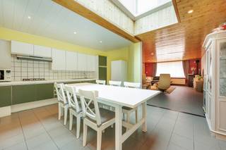 <strong>Goed onderhouden woning met 3 ruime slaapkamers en tuin gelegen op wandelafstand van het centrum van Tielen.</strong><br /><br /><strong>Ligging</strong>: de woning bevindt zich op een rustige locatie maar toch op wandel/fietsafstand van het centrum van Tielen. Winkels, scholen, het station, horeca, ... bevinden zich allen in de nabije omgeving!<br /><br /><strong>Indeling: -1:</strong> kelder<strong> 0:</strong> inkomhal - living - keuken - badkamer - speelkamer - inpandige garage <strong>+1:</strong> 3 slaapkamers <strong>+2:</strong> ruime zolder<br /><br /><strong>Beschrijving: </strong>Mooie en goed verzorgde woning met 3 ruime slaapkamers. We betreden de woning de via de inkomhal waarnaar we binnenkomen in de leefruimte. Deze ruimte is verbonden met de keuken die deels op en maar doch ook apart te vinden is. Door de lichtkoepel is de keuken voorzien van natuurlijk lichtinval.<br />Verder is er nog de badkamer met voorzieningen voor wasmachine en droogkast, alsook een douche. Links van de woning is de inpandige garage gelegen die uitkomt op een ruime multifunctionele ruimte.<br />De 1e verdieping is voorzien van 3 ruime slaapkamers en via een vaste trap bereiken we verdieping 2, dewelke momenteel dienst doet als zolder maar hier zijn nog tal van mogelijkheden voor het creëeren van een extra ruimte oa. slaapkamer/hobbyruimte/bureau/... .<br />Buiten genieten we van een grote tuin met overdekt terras. Achteraan is nog een bergruimte voorzien die tevens langs de achterzijde ook bereikbaar is.<br /><br />Verder is de woning uitgerust met zonnepanelen en werd de gevel geïsoleerd.<br /><br /><strong>Bijzonder informatieplicht:</strong> in aanvraag
