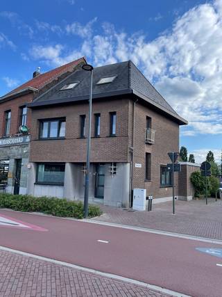 Lichtrijke, instapklare gezinswoning met 4 slaapkamers, ruime tuin en uitstekende bereikbaarheid<br /><br />Deze goed onderhouden en ruime gezinswoning is gelegen op een uitstekende locatie in Kontich-Kazerne, vlak bij het station, openbaar vervoer en de fietsostrade. De woning combineert veel leefruimte met een gezellige tuin en een uitstekende bereikbaarheid.<br /><br />Via de ruime inkomhal met gastentoilet kom je in de lichtrijke L-vormige leefruimte van ca. 36 m², voorzien van grote raampartijen. Aansluitend bevindt zich de ruime, goed uitgeruste keuken met veel werk- en opbergruimte en zicht op de tuin.<br /><br />De gezellige tuin is een echte troef en beschikt over een overdekt terras, een berging en een grote toegangspoort achteraan. Via een poortje is er bovendien rechtstreeks toegang tot de naastgelegen doodlopende zijstraat.<br /><br />Op de eerste verdieping bevinden zich 2 ruime slaapkamers, een grote badkamer met ligbad, douche en dubbele lavabo en een aparte ruimte met toilet, aansluitingen voor wasmachine en extra kastruimte. De tweede verdieping beschikt over nog 2 slaapkamers, elk met een praktische mezzanine, en een extra toilet met lavabo.<br /><br />De woning is instapklaar, heeft EPC D en de elektriciteit is conform.<br />Een ruime en veelzijdige gezinswoning met 4 slaapkamers, een heerlijke tuin en een bijzonder goede bereikbaarheid.<br /><br />Voor meer informatie of een bezoek ter plaatse, gelieve contact op te nemen <br />op het nummer : 0478/48 34 59 (geen immo) of <br />via mail : danny.verschaeren@telenet.be