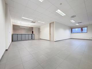 Op zoek naar een werkplek waar je meteen kan starten?Deze instapklare kantoorruimte op het gelijkvloers heeft alles wat je nodig hebt om zorgeloos...