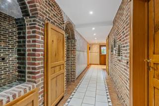 Charmante woning in Sint-Gillis-Dendermonde<br /><br />📍 Hullekenstraat 73, 9200 Dendermonde<br />🏡 Bruikbare vloeroppervlakte: ca. 262 m²<br />📊 EPC: 130 kWh/m²<br /><br />In het centrum van Sint-Gillis-Dendermonde bevindt zich deze zeer charmante en kwalitatief afgewerkte open bebouwing, waar ruimte, comfort en energiezuinig wonen mooi samenkomen.<br /><br />De woning wordt betreden via een centrale inkomhal die toegang geeft tot een bijzonder ruime en lichtrijke leefruimte met gezellige haard. De open, volledig uitgeruste keuken sluit hier perfect op aan en vormt samen met de leefruimte een aangename en open leefzone. Dankzij de grote raampartijen geniet u overal van veel lichtinval en een mooi zicht op de tuin.<br /><br />Verder beschikt de woning over een verzorgde badkamer met zowel bad als douche en maar liefst vier ruime slaapkamers, waardoor ze ideaal is voor gezinnen of wie extra ruimte zoekt voor bureau of hobby.<br /><br />Met een bewoonbare oppervlakte van ca. 262 m², een garage, oprit en overkapping biedt deze woning bovendien voldoende ruimte voor wie comfortabel wil wonen. Ook de kelder zorgt voor extra stockageruimte.<br /><br />De woning werd afgewerkt met kwaliteitsvolle materialen zoals meranti schrijnwerk, natuursteen en parket, wat bijdraagt aan de warme en tijdloze uitstraling. Energetisch scoort ze sterk met een EPC van 130 kWh/m².<br /><br />Een instapklare en karaktervolle woning op een centrale ligging die u zeker gezien moet hebben.<br />Voor meer informatie of een bezoek: 052 20 24 40 of niels@berno.be