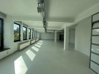 Dit luxueuze, gerenoveerde kantoor is gelegen op de Ankerrui en bedraagt 675m². De ruimtes kunnen opgedeeld worden in 175m² en 500m². De grote raampartijen zorgen voor een constante stroom aan natuurlijk daglicht. Daarbij is het kantoor omgeven door koffie- en lunchzaakjes en is er een supermarkt tegenover het gebouw. <br /><br />Het kantoor is vlot bereikbaar via de E19 afrit Borgerhout en Wilrijk. Er bevindt zich een bushalte op 200m afstand alsook een Velostation. Bovendien is er een ruim aanbod aan autostaanplaatsen in de nabije omgeving, dewelke optioneel gehuurd kunnen worden.