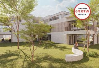<p><span>Welkom in Spoortuin, een kleinschalig en kwalitatief woonproject waar wonen meer betekent dan enkel thuiskomen. Hier woon je in een rustige, groene omgeving, zonder in te boeten aan de voordelen van het dorpscentrum.</span></p><p><span>De twee hedendaagse gebouwen zijn ingeplant rond een ruime gemeenschappelijke binnentuin, die een oase van rust vormt voor bewoners en bezoekers. Grote raampartijen en royale terrassen zorgen ervoor dat binnen en buiten naadloos in elkaar overvloeien en creëren een aangename, lichtrijke woonbeleving.</span></p><p><span>Spoortuin werd ontworpen met het oog op de toekomst. Elk appartement voldoet aan de BEN-normen en beschikt over vloerverwarming en passieve koeling via een collectief warmtepompsysteem, aangevuld met zonnepanelen en hoogwaardige isolatie. Zo geniet u niet alleen van optimaal wooncomfort, maar ook van een bijzonder laag energieverbruik. </span></p><p><span>Dankzij de centrale ligging bevindt u zich op enkele minuten van winkels, scholen, horeca en het station van Puurs. Bovendien zorgen de vlotte verbindingen naar Antwerpen, Brussel en Sint-Niklaas ervoor dat Spoortuin de ideale uitvalsbasis vormt voor wie rustig wil wonen en toch overal dichtbij wil zijn.</span></p><p><span> </span></p>