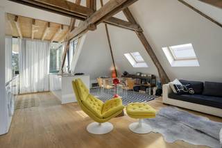 Op de derde verdieping van een kleinschalig gebouw in de Pachtstraat bevindt zich dit bijzondere dakappartement. Het appartement werd gerenoveerd in 2016 en combineert authentieke elementen met een hedendaagse afwerking. Het prachtige houten dakgebinte, de vele glaspartijen en de open leefruimte geven het appartement een uitstraling die je niet snel ergens anders vindt.<br /><br />De lichtrijke leefruimte vormt het hart van het appartement. De zichtbare houten balken en hoge dakstructuur zorgen voor karakter, terwijl de verschillende dakramen en grote raampartijen voor veel natuurlijk licht zorgen. De open keuken sluit naadloos aan op de leef- en eetruimte en werd strak en tijdloos ingericht.<br /><br />Een absolute troef is het ruime zonnige terras.<br /><br />De slaapkamer beschikt over een eigen badkamer met inloopdouche, lavabo en toilet. Ook hier zorgen het schuine dak, de witgeschilderde bakstenen muur en het dakraam voor de typische charme van het appartement.<br /><br />Indeling<br /><br />- lichtrijke leef- en eetruimte<br />- open ingerichte keuken<br />- één slaapkamer<br />- badkamer met inloopdouche, lavabo en toilet<br />- ruim terras<br /><br />Troeven<br />- toplocatie in 2000 Antwerpen<br />- volledig gerenoveerd in 2016<br />- EPC B<br />- ruim en aangenaam terras<br />- karaktervol houten dakgebinte<br />- veel natuurlijke lichtinval<br />- kleinschalig gebouw<br />- weinig gemeenschappelijke kosten<br /><br />Ook de ligging in Antwerpen is een belangrijke troef. De Pachtstraat ligt op een fijne locatie van waaruit zowel het historische centrum als winkels, horeca en openbaar vervoer vlot bereikbaar zijn. Je geniet hier van het stadsleven van Antwerpen, terwijl het appartement zelf dankzij zijn ligging op de bovenste verdieping een aangenaam gevoel van rust en privacy biedt.<br /><br />Dit dakappartement te koop in Antwerpen is dan ook een mooie opportuniteit voor wie geen klassiek appartement zoekt, maar vastgoed met een eigen identiteit, een sterke locatie en een fijne buitenruimte.<br /><br />Op zoek naar een karaktervol appartement om te kopen in Antwerpen? Contacteer ons voor meer informatie of een bezoek aan dit unieke appartement te koop in Antwerpen.<br /><br />Had u graag uw eigen eigendom te koop aangeboden? Contacteer ons dan voor een vrijblijvende schatting. Ook voor alle andere vragen omtrent immo, kopen of verkopen in Antwerpen kan u steeds bij ons terecht.<br /><br />Bestuursmaatregelen in het maatregelenregister: nee