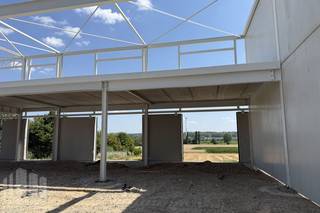 Nieuwbouw KMO-unit van 504 m² met mezzanine/bureau van 108 m² te koop met <strong>prachtig uitzicht op de velden,</strong> deze unit maakt deel uit van de gloednieuwe KMO-site “De Biest” is uitstekend gelegen langs de Bergensesteenweg (Beersel) en biedt duurzame en hoogwaardige <strong>KMO-units</strong> en langs de voorzijde <strong>showrooms in combinatie met opslag</strong><br /><br />Het project bestaat uit 32 KMO-units met oppervlaktes van <strong>216 m² tot 432 m²</strong>, eventueel samen te voegen tot grotere entiteiten (max 3564 m²).<br />De units zijn inzetbaar als opslagruimte, werkplaats of productiehal, B2B verkooppunten, afhaalmagazijnen,..<br /><br />De KMO-site is opgedeeld in <strong>drie afzonderlijke gebouwen</strong>, elk met unieke mogelijkheden voor ondernemers.<br />Aan de voorzijde van het park kunnen ondernemers opteren voor een showroom, met een achterliggende opslagruimte.<br />Het centrale gebouw bestaat uit KMO-units, uitgerust met een sectionale poort (4 x 4,50m), een aparte toegangsdeur en een grote lichtstraat.<br /><br />Achteraan de site, bevinden zich opslagplaatsen met kantoorruimtes die een fenomenaal uitzicht bieden op de velden.<br /><br /><strong>De oplevering van de eerste fase wordt voorzien in Q3 2026. </strong><br /><br />Voor verkoopsinfo, (technische) plannen, plaatsbezoeken en andere inlichtingen kan u terecht bij <strong>PANORAMA B2B</strong> op het nummer <strong>0479 70 70 70</strong>